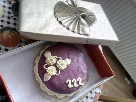 Jednoduchý dort pro tři oslavence, jejichž věk dohromady tvoří číslo 222 :)